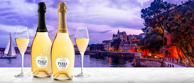 Verres de cidre pétillant, emblème des fêtes de janvier en France, partagés lors d’un moment de convivialité et de tradition familiale